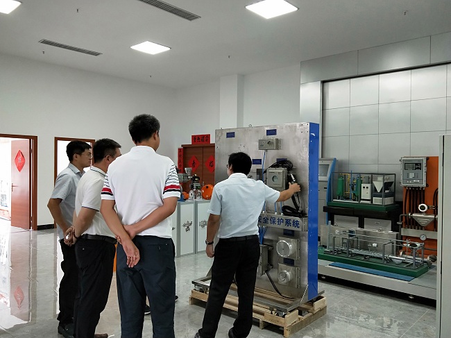 热烈欢迎山东荣信集团领导莅临蓝冠注册总部洽谈合作