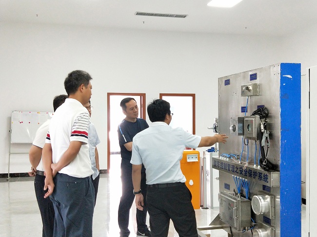 热烈欢迎山东荣信集团领导莅临蓝冠注册总部洽谈合作