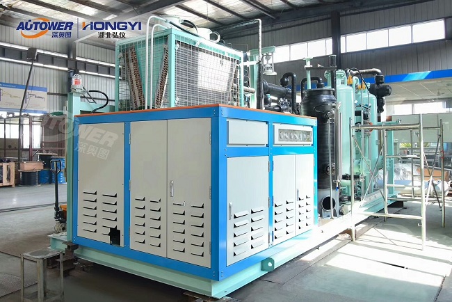     全自动液动汽车桁架鹤管的应用有哪些呢？全自动桁架鹤管其主要构成有如下几大部分：液压控制系统、电气控制系统、装车鹤管、行走小车、密封帽、自动跟进机构、桁架等几部分组成。液压控制系统中主要由纵向驱动液压缸、横向驱动液压缸、升降液压缸、液压站等几部分组成。   全自动液动汽车桁架鹤管的应用有哪些      它负责鹤管装车对位的执行。电气控制系统其主要控制液压站的阀组换向、液位报警信号的采集及处理，它是全自动桁架鹤管的中控。装车鹤管其主要包括进油管、回气管、伸缩垂管、三通管及真空短流器等组成，其负责介质的装载及挥发气体的导出。行走小车主要包括纵向行走小车和横向行走小车，他主要作用：其一是鹤管的安装载体；其二是带动鹤管进行罐口对位。   全自动液动汽车桁架鹤管的应用有哪些      密封帽及自动跟进机构其主要作用起到密闭装车，当罐车随着介质的装载而降低高度时，跟进机构压缩密封帽保证密封帽和罐口贴合，防止挥发气体外泄，污染环境及产生安全事故。      想要了解更多关于全自动鹤管的相关信息，请关注蓝冠注册科技有限公司！