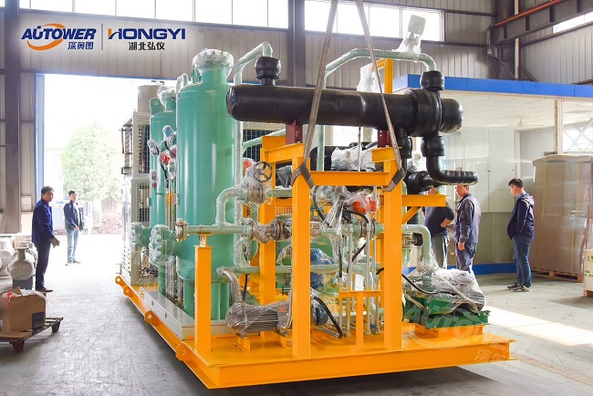     全自动液动汽车桁架鹤管的应用有哪些呢？全自动桁架鹤管其主要构成有如下几大部分：液压控制系统、电气控制系统、装车鹤管、行走小车、密封帽、自动跟进机构、桁架等几部分组成。液压控制系统中主要由纵向驱动液压缸、横向驱动液压缸、升降液压缸、液压站等几部分组成。   全自动液动汽车桁架鹤管的应用有哪些      它负责鹤管装车对位的执行。电气控制系统其主要控制液压站的阀组换向、液位报警信号的采集及处理，它是全自动桁架鹤管的中控。装车鹤管其主要包括进油管、回气管、伸缩垂管、三通管及真空短流器等组成，其负责介质的装载及挥发气体的导出。行走小车主要包括纵向行走小车和横向行走小车，他主要作用：其一是鹤管的安装载体；其二是带动鹤管进行罐口对位。   全自动液动汽车桁架鹤管的应用有哪些      密封帽及自动跟进机构其主要作用起到密闭装车，当罐车随着介质的装载而降低高度时，跟进机构压缩密封帽保证密封帽和罐口贴合，防止挥发气体外泄，污染环境及产生安全事故。      想要了解更多关于全自动鹤管的相关信息，请关注蓝冠注册科技有限公司！